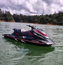 Libertad en Aguas Turbulentas: La Moto Acuática de los Thompson